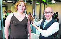 Kapper Jurgen Meerschaert knipte heel wat haar af om aan de Stichting tegen Kanker te schenken. Stefaan Beel