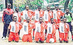 Dominique zorgde voor de truitjes van deze voetballertjes. Het Oostendse bedrijf Transport Maenhout sponsort ze. dji