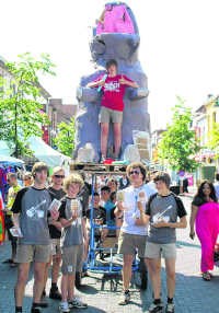 Ondanks het WK voetbal en het BK wielrennen was er heel veel volk op de braderie.tab