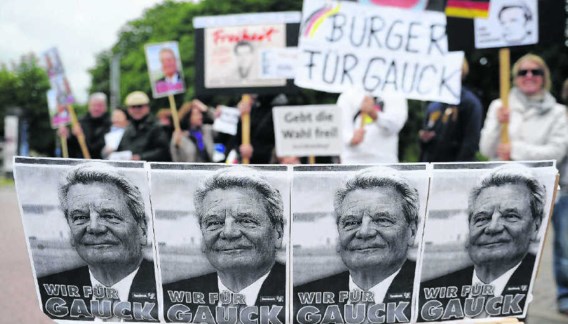 Betogers in Hamburg vragen 'vrije' verkiezingen voor het presidentschap, zodat de partijtucht niet geldt en Joachim Gauck meer kans maakt. Fabian Bimmer/epa