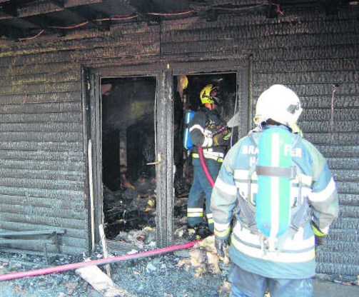 De vlammen sloegen bij aankomst van de brandweer al langs de vier kanten uit het chalet. Het gebouw redden, was onbegonnen werk. res