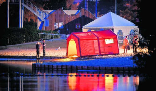 Speurders onderzoeken de plaats waar het lichaam uit het water werd gehaald. Stijn Hermans