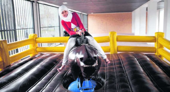 Een moslimmeisje op een mechanische stier. Joost van den Broek/hh