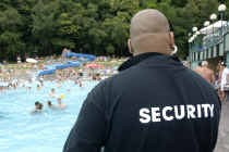 Securitymensen houden nu toezicht in recreatiepark Kluisbos. pp