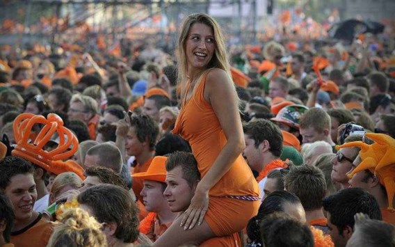 FOTO: Nederland kleurt oranje, maar rouwt