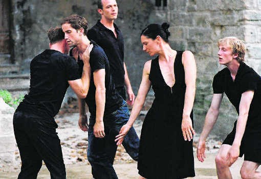 De dansers tijdens 'En atendant': kijken naar elkaar, wachten, spanning opbouwen.rr