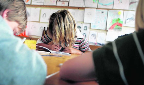 Schrijfvaardigheidsoefeningen in een steinerschool. Verschillende ouders vinden dat hun kinderen een leerachterstand opliepen in De Zonnewijzer.Evelyne Jacq/hollandse hoogte