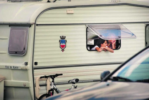 Een van de zigeunerwagens in Wingene. Deze meisjes bekeken het rustig, maar sommige bewoners raakten geagiteerd.Eric de Mildt