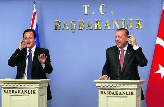 De relaties tussen Groot-Brittannië en Turkije beleven 'een gouden tijd', zei de Turkse premier Erdogan (r) tijdens het bezoek van zijn Britse collega. Umit Bektas/reuters