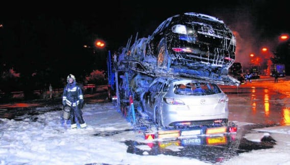 Maandagnacht zijn op een parking langs de E314 tussen Zonhoven en Zolder twee vrachtwagens met nieuwe auto's uitgebrand.Ralf Eicker