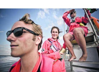 Famke Vandenbroele (midden) tussen haar collega's in Westende.