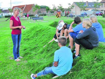 Schepen Vanmullem stelde de jongste kinderen gerust. efo