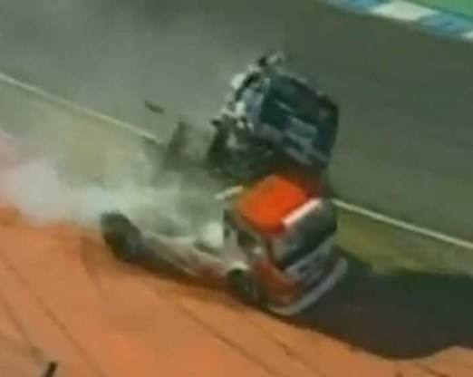 VIDEO: Truckrace eindigt in spectaculaire crash