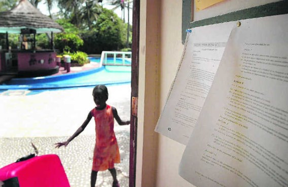 Sommige toeristen zoeken in arme landen zoals Gambia een vakantieliefde, ook al is dat dan een minderjarige. Nic Bothma/epa