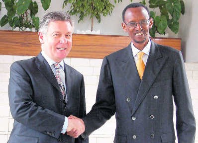 Karel De Gucht, in 2007 minister van Buitenlandse Zaken, met niets dan lof voor Paul Kagame. blg