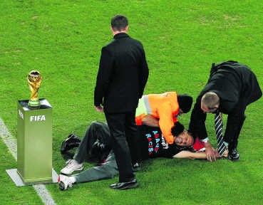 Security-medewerkers overmeesteren een fan voor de finale van het Wereldkampioenschap in Zuid-Afrika.photo news