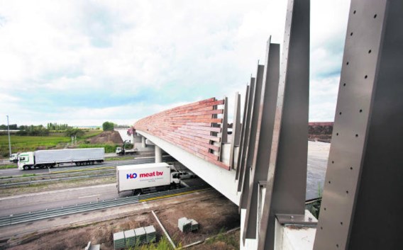 Het ecoduct over de E19 en de hogesnelheidslijn in Loenhout helpt bij het 'ontsnipperen' van de omliggende natuurgebieden. Wim Kempenaers