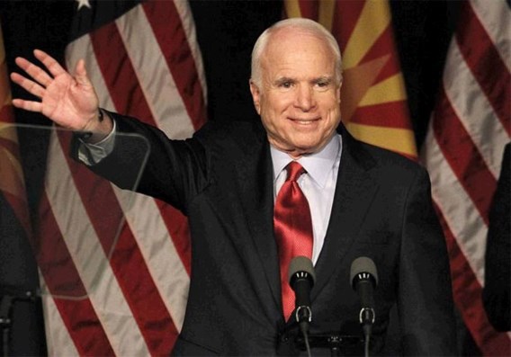 John McCain schaart zich achter Mitt Romney
