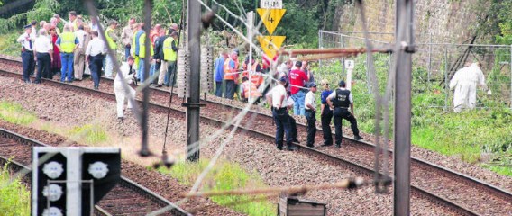 Politie en leden van dienst DVI (Slachtoffer Identificatie Eenheid) op de plek langs de spoorweg kort nadat het lichaam van de zevenjarige Stacy was gevonden.afp