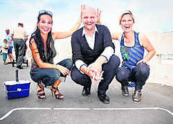 Ann Van Elsen, Steph Goossens (die pas later meedoet) en Cara Van der Auwera van 'Vlaanderen vandaag'. vt4
