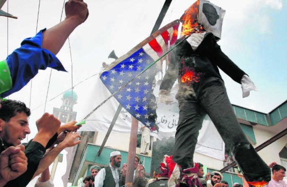Boze moslims in Kabul steken een popversie van de Amerikaanse predikant en koranverbrander Terry Jones in de fik.Musadeq Sadeq/ap
