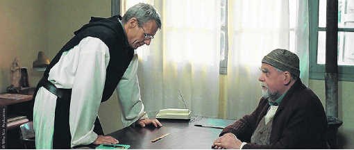 Lambert Wilson (links) speelt de abt van een trappistenklooster in Zuid-Algerije. rr