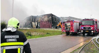 De brandweer bluste nog bijna de hele dag na.ppn