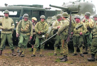 Soldaten en militaire voertuigen: het is educatief bedoeld. yds