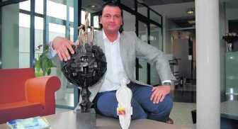 Jo Nelissen met de prijs voor Limburgse en Vlaamse ondernemer van het jaar. Ralph Gregoor