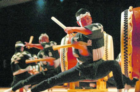 De drummers van de Japanse band Kodo. Voor het optreden mediteren ze nog even.rr