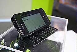Een Chinese fabrikant heeft een uitklapbaar toetsenbord ontwikkeld voor de iPhone 4. beeld: Engadget Spanish
