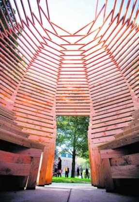 Houten sculptuur van Aeneas Wilder, een acht meter hoge ontmoetingsplaats.