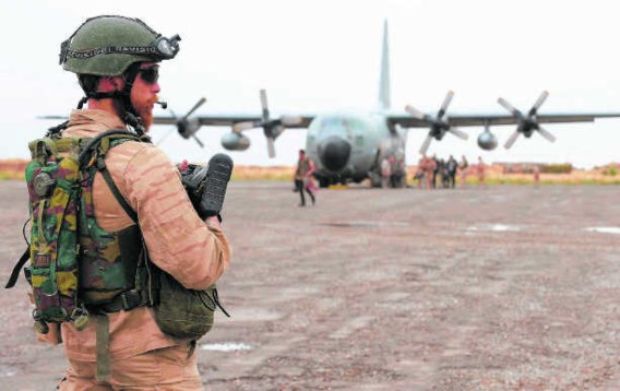 Een Belgische militair op de luchthaven van Kunduz, bij een Belgische C-130. Benoit Doppagne/belga