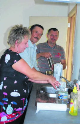 Poolse plukkers gebruiken de keuken van hun tijdelijke verblijf bij fruitboer Goffin in Sint-Truiden. els