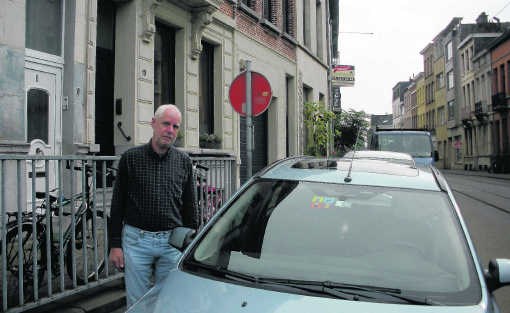 Bob De Schutter gebruikt Park Line, een weinig bekend systeem om zijn parkeertijd te betalen. Hoewel een sticker op zijn voorruit aangeeft dat hij dat systeem gebruikt, krijgt hij steevast onterechte parkeerbonnen. Jozef Leysen