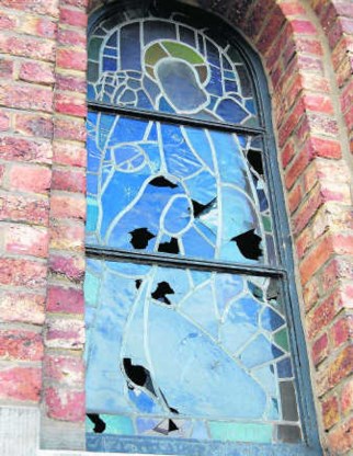 De stenen sloegen talrijke gaten in de glasramen. res
