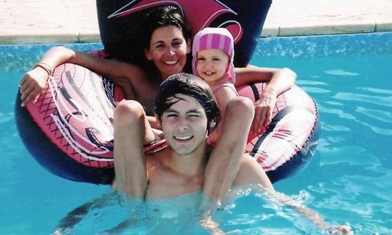 Moeder Rachel op vakantie vorig jaar in Cyprus met dochter Isabella en zoon Jack.Reporters