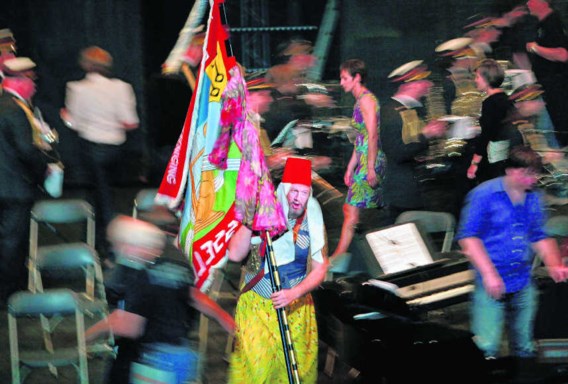 Wim Opbrouck, feesthoedje op de kruin, voelt zich kiplekker in zijn rol van voorganger en ceremoniemeester. Phile Deprez