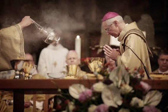 Bisschop De Kesel stelt verplicht celibaat ter discussie
