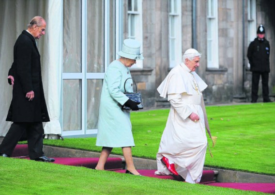 Paus Benedictus werd gisteren in Edinburgh ontvangen door de Britse koningin Elizabeth en haar echtgenoot prins Philip (l.). Claudio Onorati/afp