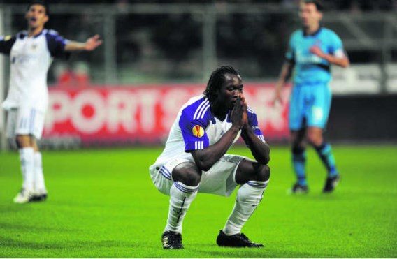 Romelu Lukaku bezint, Boussoufa vloekt op de achtergrond. Zenit bleek te sterk voor paars-wit.Jimmy Bolcina/photo news