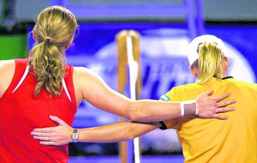 Clijsters (l.) en Henin in 2002, toen de 'Diamond Tennis Award' in Charleroi plaatsvond.Olivier Hoslet/belga