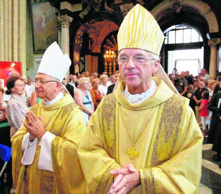 Bisschop Jozef De Kesel van Brugge ziet wat in gehuwde mannen als priester. blg