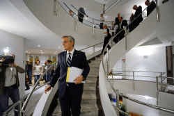 De Vlaamse minister-president, Kris Peeters (CD&V), maakte na een dag vergaderen het compromis over het Oosterweeldossier bekend. Dirk Waem/belga
