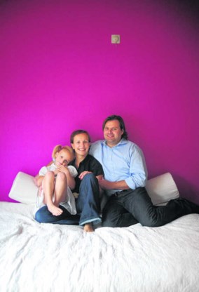 Isabel Goethals, Gary Gilmartin en hun dochter Kato. Katrijn Van Giel