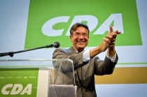 Hoofdonderhandelaar Maxime Verhagen kreeg drie staande ovaties, maar er klonk ook regelmatig boegeroep in de zaal. epa