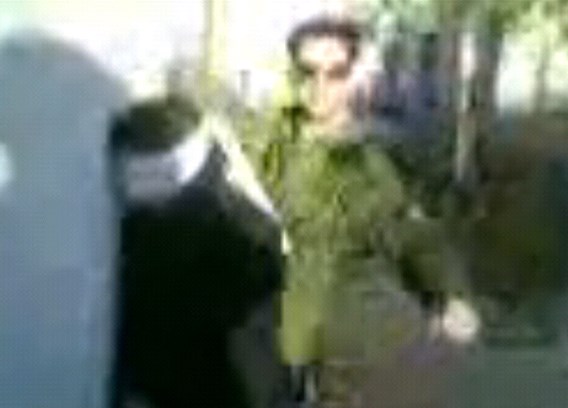 Video van Israëlische soldaat die rond Palestijnse gevangene danst