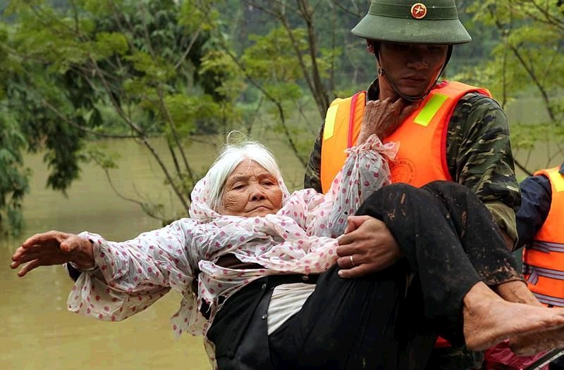 Al 64 doden bij overstromingen in Vietnam - De Standaard