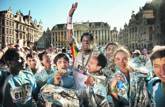 Het groepje van BON triomferend aan de eindstreep op de Brusselse Grote Markt. Uiterst links: Oesman, uiterst rechts: Hussein.Eric de Mildt
