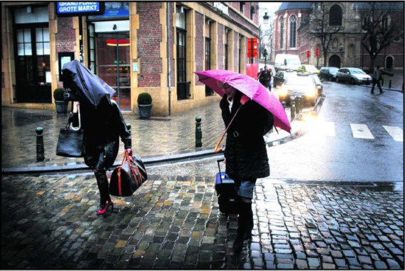 Voor de depressieve doctor Susmann uit de roman-in-wording van Robert Menasse doet de lucht boven Brussel 'wat hij moet doen: het regende.' Katrijn Van Giel